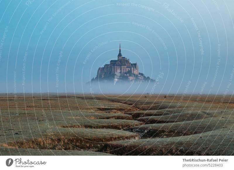 Trockenes Flussbett vor Mont Saint Michel Wiese Blauer Himmel Gras Landschaft mont saint michel Mont St. Michel Frankreich Wahrzeichen Tourismus