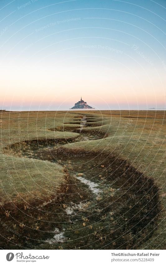 Trockenes Flussbett vor Mont Saint Michel im Morgennebel Wiese Blauer Himmel Gras Landschaft mont saint michel Mont St. Michel Frankreich Wahrzeichen Tourismus