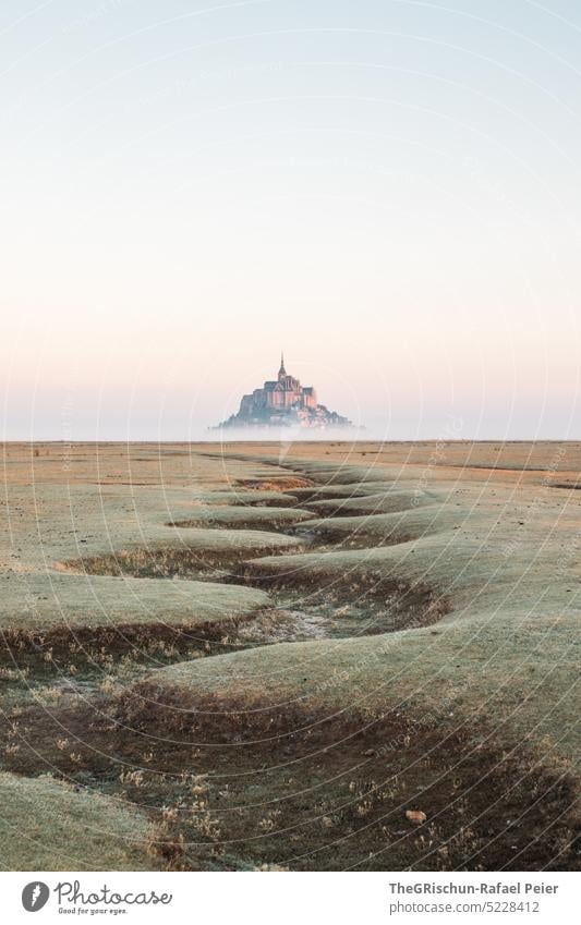 Trockenes Flussbett vor Mont Saint Michel im Morgennebel Wiese Blauer Himmel Gras Landschaft mont saint michel Mont St. Michel Frankreich Wahrzeichen Tourismus