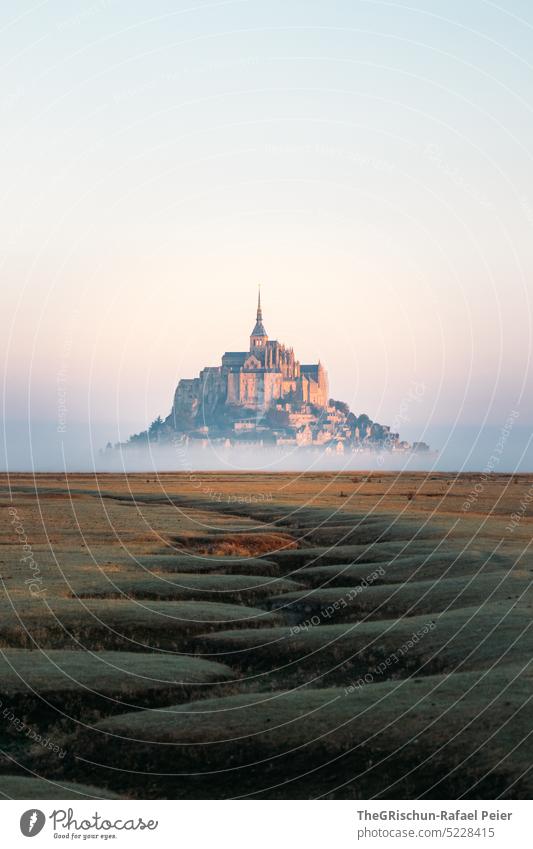 Trockenes Flussbett vor Mont Saint Michel Wiese Blauer Himmel Gras Landschaft mont saint michel Mont St. Michel Frankreich Wahrzeichen Tourismus