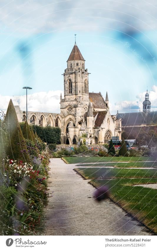 Kirche mit Blumen im Vordergrund - CAEN - Frankreich caen Stadt Wahrzeichen Architektur Sehenswürdigkeit Tourismus Außenaufnahme Ferien & Urlaub & Reisen