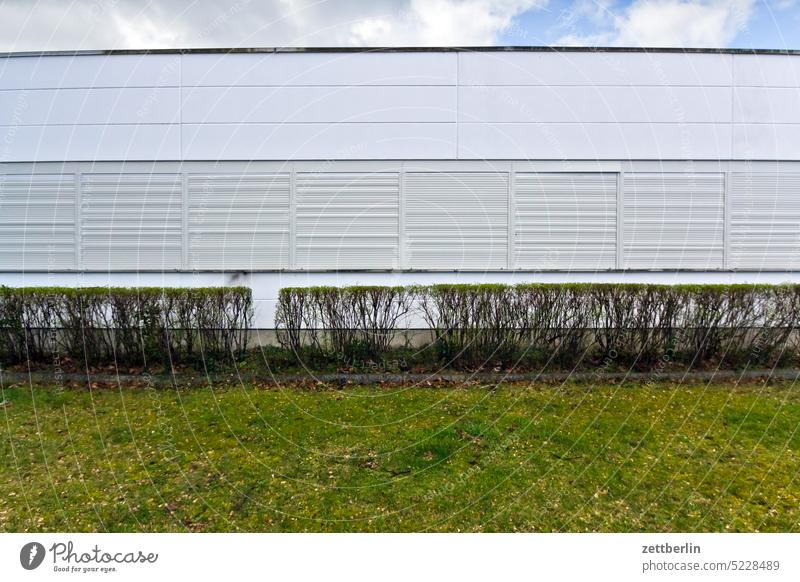 Unbekanntes Gebäude mit Hecke und Wiese architektur berlin city deutschland fassade gebäude hauptstadt haus himmel innenstadt kiez leben mitte modern neubau