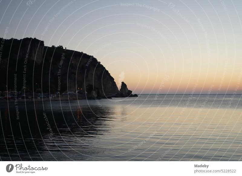 Romantischer Sonnenuntergang mit Felslandschaft über der Bucht von Amasra bei Bartin an der Küste des Schwarzen Meer in der Türkei Meditation Entspannung