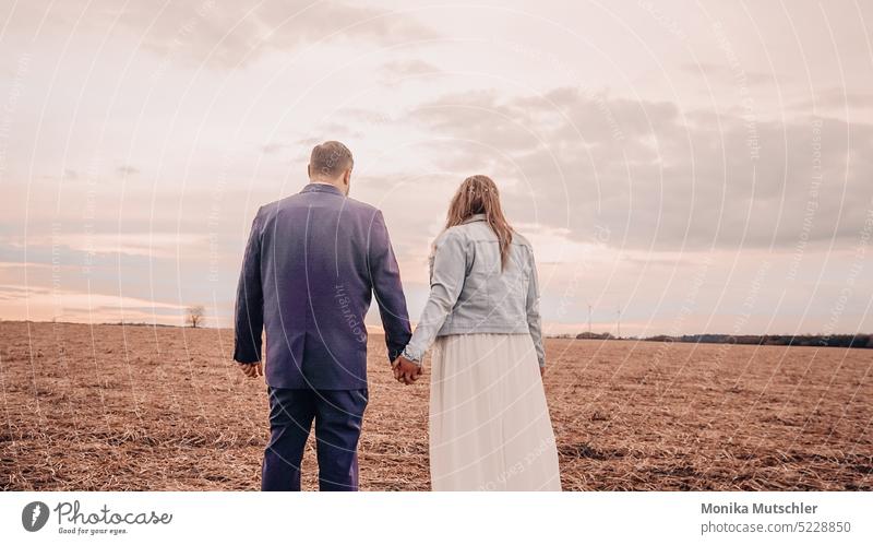 Hand in Hand - ein Leben lang Treu Außenaufnahme Farbfoto Hochzeit Heirat Liebe Romantik romantisch Braut verheiratet Paar Zusammensein Glück jung Frau Menschen