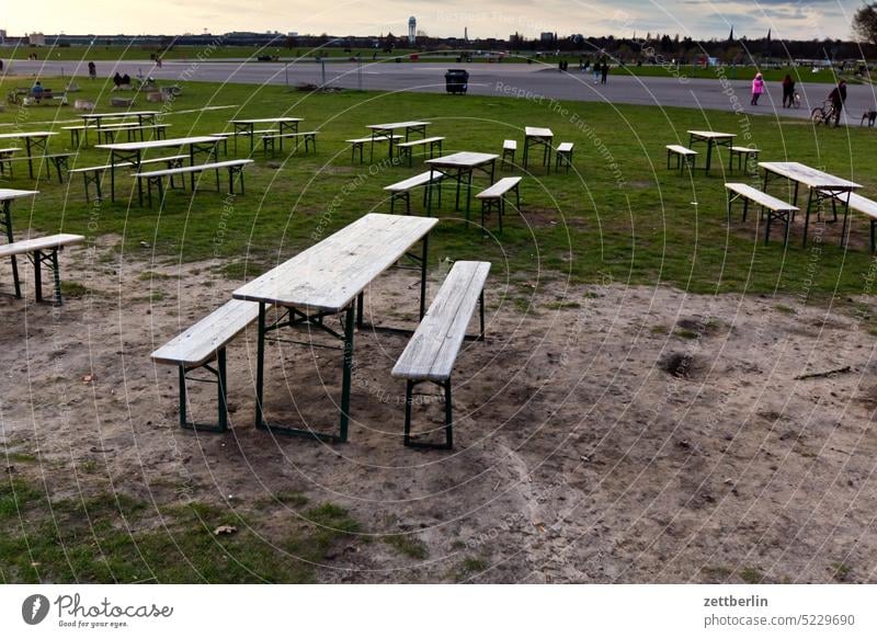 Außengastronomie am Tempelhofer Feld bank berlin biergarten biertischgarnitur ferne flugbahn flughafen flugplatz freiheit frühling himmel horizont menschenleer