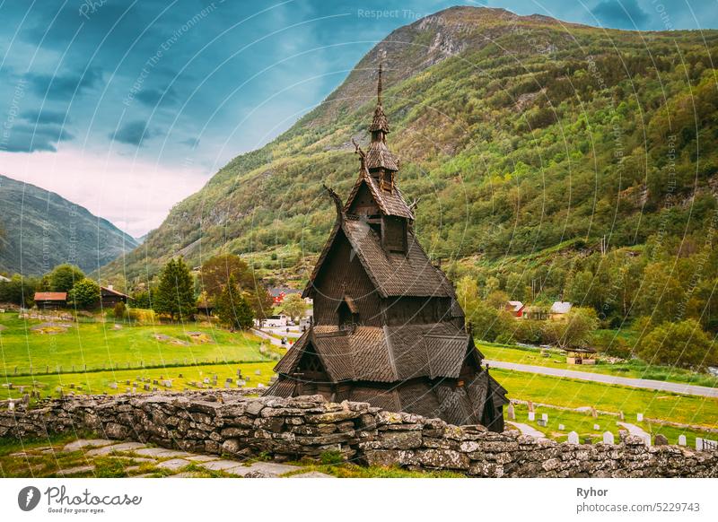 Borgund, Norwegen. Berühmtes Wahrzeichen Stavkirke Eine alte hölzerne dreischiffige Stabkirche im Sommer Tag. Antike alte hölzerne Anbetung in norwegischen Landschaft Landschaft