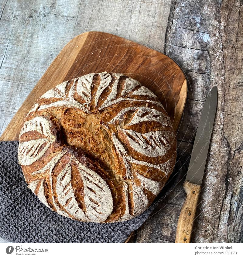 Den Tag nicht vor dem Abendbrot loben Brotlaib selbstgebackenes Brot Brotkruste Häusliches Leben Brotkunst Geschmack appetitlich schmackhaft köstlich aromatisch