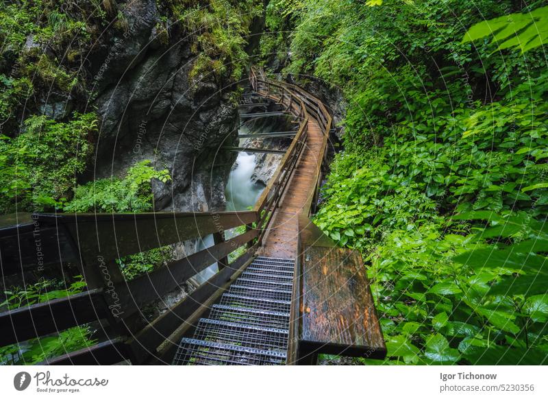 Hölzerner Wanderweg in einer Schlucht mit blauem Bergfluss, Sigmund Thun Klamm, Kaprun, Österreich Griechenland Antenne Insel ionisch panoramisch Dorf Kefalonia