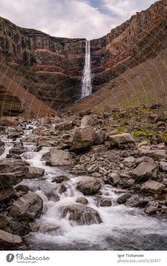 Schöner Hengifoss-Wasserfall in Island Fluss Natur Landschaft malerisch Wahrzeichen Berge u. Gebirge im Freien schön blau natürlich Himmel Sommer isländisch