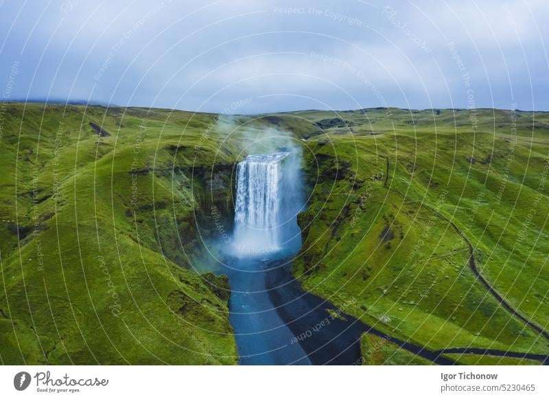 Drohnenansicht des Skogafoss-Wasserfalls in Island, einer der berühmtesten Touristenattraktionen und Wahrzeichen Landschaft Antenne Ansicht schön Süden Natur