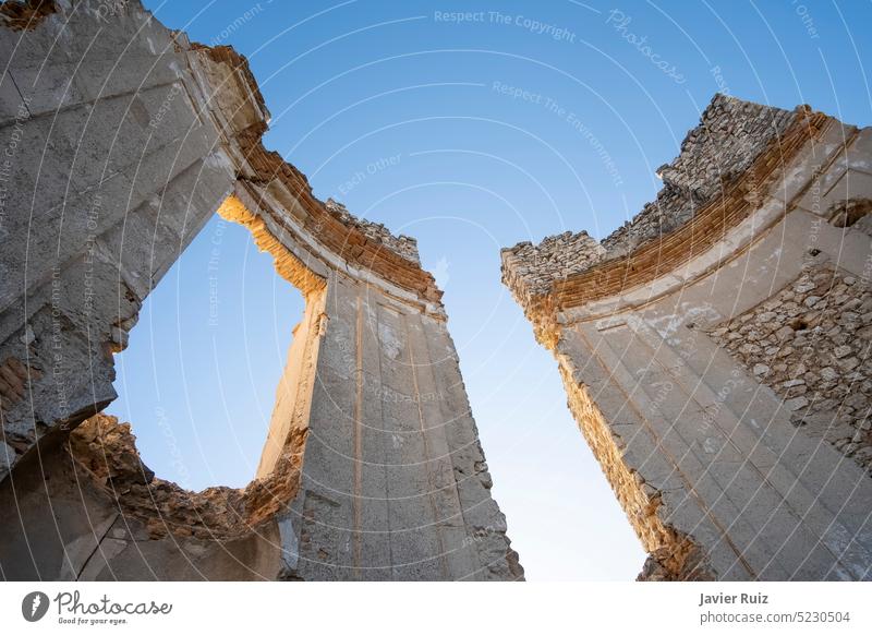 perspektivische Ansicht der Mauern eines verfallenen Kirchturms, vor blauem Himmel, Convento de la Salceda, Tendilla, Guadalajara, Spanien Ruine Wand Turm