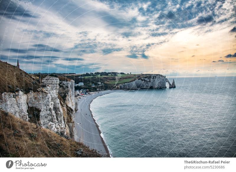 Küste mit Felsen und Meer in Abendstimmung Frankreich Normandie Étretat Stimmung Klippen Landschaft Natur Außenaufnahme Tourismus Sommer beliebt touristisch