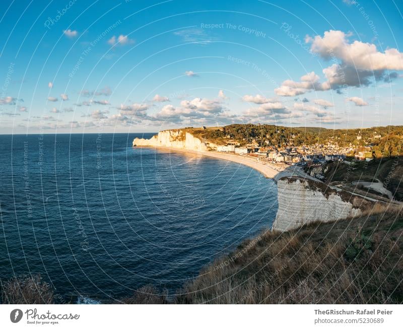 Küste mit Felsen und Meer im Sonnenuntergang Steinstrand Frankreich Normandie Étretat Stimmung Abendstimmung Wolken Klippen Landschaft Natur Außenaufnahme