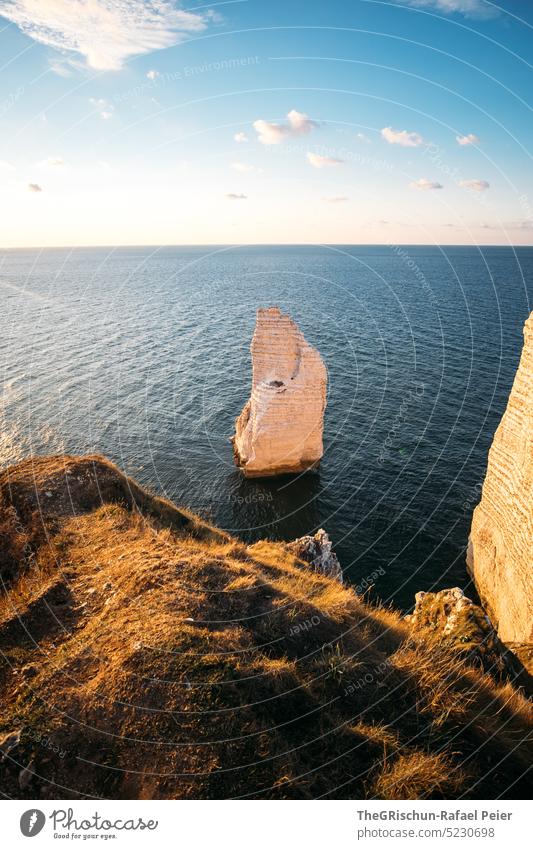 Küste mit Felsen und Meer im Sonnenuntergang Steinstrand Frankreich Normandie Étretat Stimmung Abendstimmung Wolken Klippen Landschaft Natur Außenaufnahme