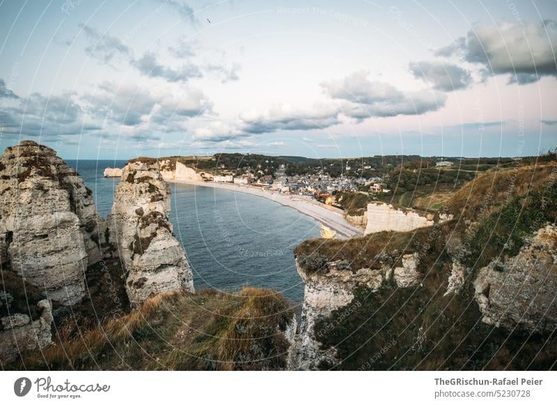 Küste mit Felsen und Meer in Abendstimmung mit Flesen im Vordergrund Steinstrand Frankreich Normandie Étretat Stimmung Wolken Klippen Landschaft Natur