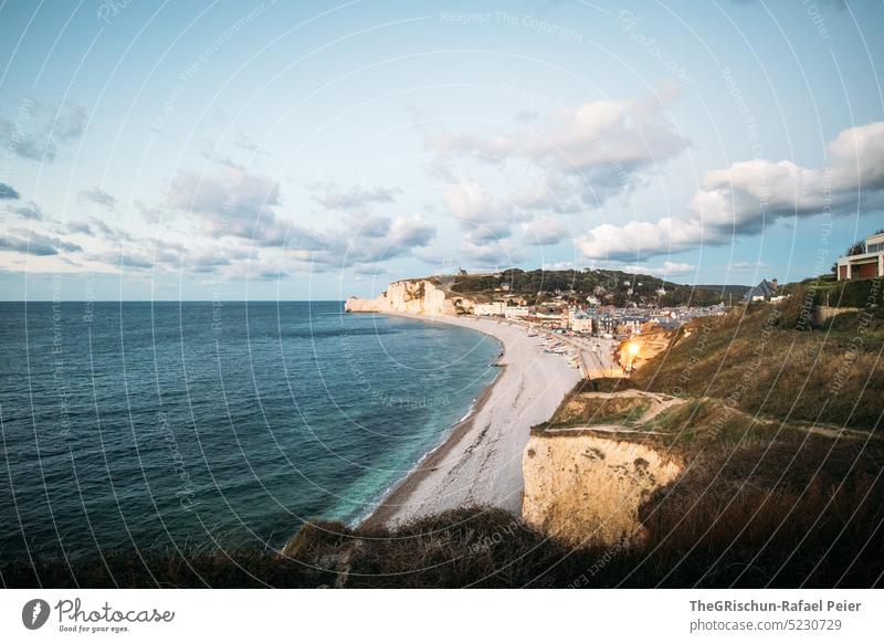 Küste mit Felsen und Meer in Abendstimmung Steinstrand Frankreich Normandie Étretat Stimmung Wolken Klippen Landschaft Natur Außenaufnahme Tourismus Sommer