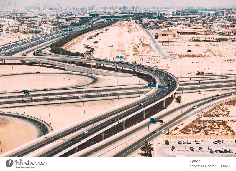 Luftaufnahme von Stadtbild von Dubai aus dem Fenster des Flugzeugs. Luftaufnahme der Skyline von Dubai Stadtbild. Vereinigte Arabische Emirate uae Antenne