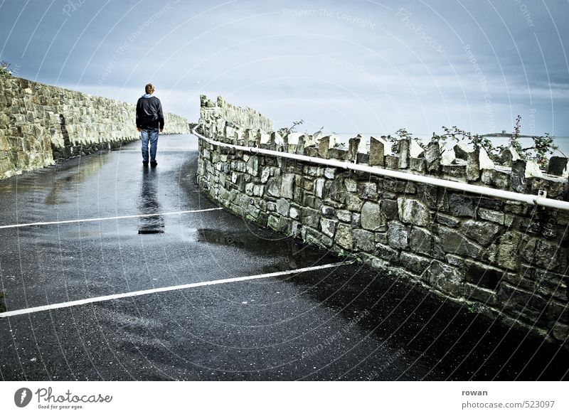 nach dem regen Mensch maskulin Mann Erwachsene 1 Wege & Pfade nass Mauer Steinmauer stehen Spaziergang Regenwasser Asphalt Einsamkeit einzeln Kurve Farbfoto