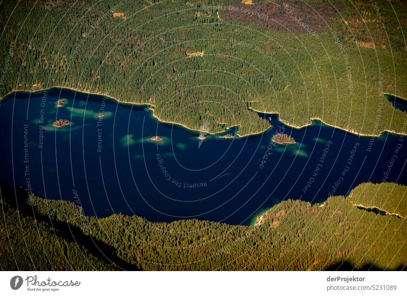 Eibsee in Bayern von der Zugspitze aus gesehen V Zufriedenheit seelandschaft blau Abenteuer Naturschutz Tourismus Ferien & Urlaub & Reisen Panorama (Aussicht)