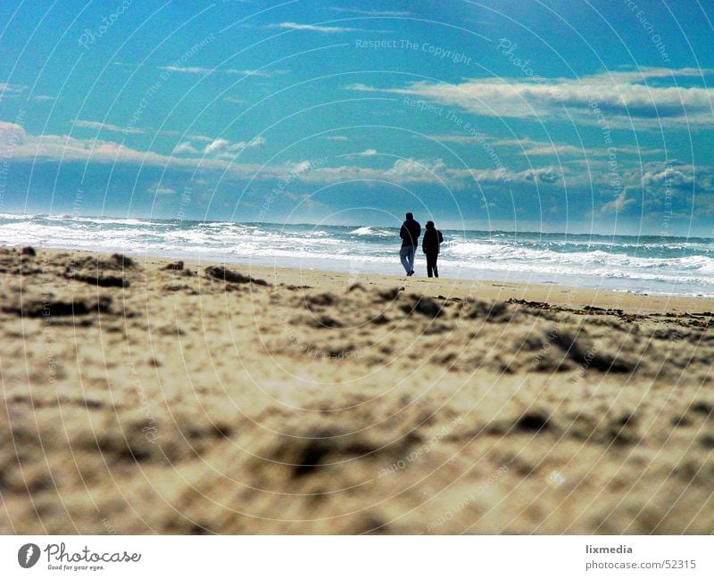 am strand zu zweit allein Strand Meer Wellen sprechen Mensch Frau Erwachsene Mann Paar Natur Sand Himmel Wolken Zusammensein Sehnsucht 2 Spaziergang Brandung