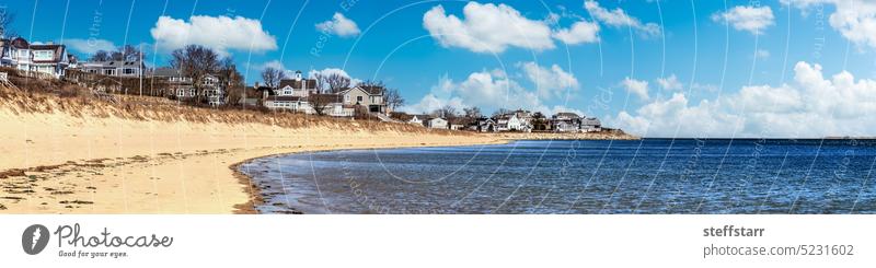 Blauer Himmel über Chatham Lighthouse Beach an einem sonnigen Tag im Winter Chatham Leuchtturm Strand Leuchtturm-Strand Cape Cod Massachusetts historisch