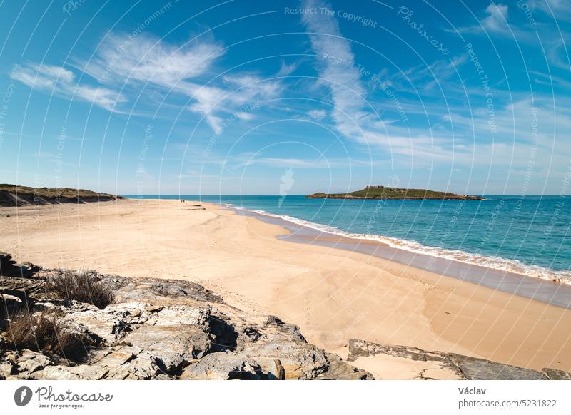 Spaziergang entlang des Atlantiks am Strand Praia da Ilha do Pessegueiro in der Nähe von Porto Covo, Westportugal. Schritte über die Rota Vicentina Sand