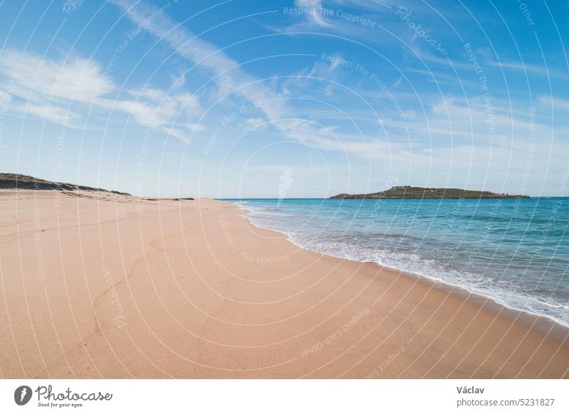 Spaziergang entlang des Atlantiks am Strand Praia da Ilha do Pessegueiro in der Nähe von Porto Covo, Westportugal. Schritte über die Rota Vicentina Sand