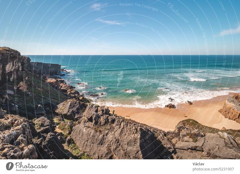 Felsen umgeben den Sandstrand von Praia do Malhao Sul an der Atlantikküste bei Vila Nova de Milfontes, Odemira, Portugal. Auf den Spuren der Rota Vicentina. Fischerpfad