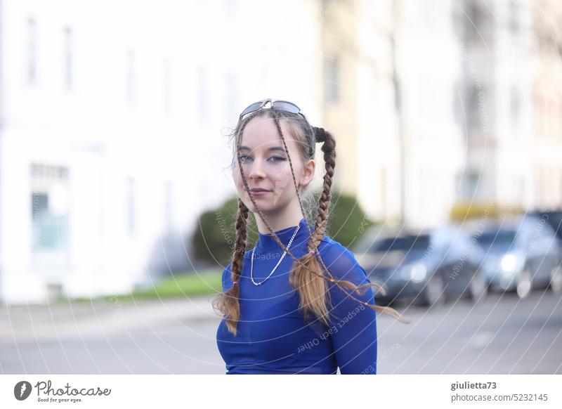 Junge Frau im Techno-Outfit, bereit für die Party im Berghain ;) Porträt Jugendliche feminin Farbfoto Außenaufnahme Tag Schwache Tiefenschärfe blond style