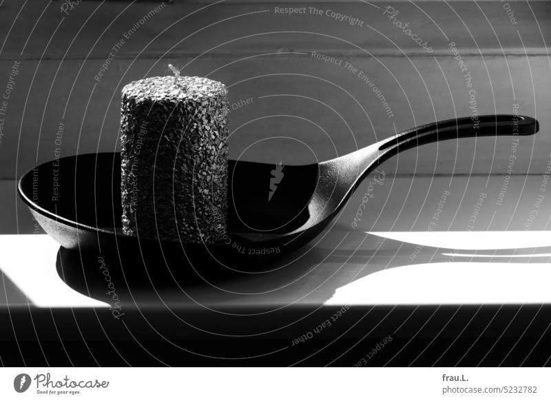 Kerze Bratpfanne Gusseisen schwarz Deko Dekoration Fensterbrett Sonnenlicht Eierpfanne
