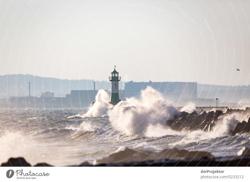 Leuchtturm in Sassnitz in Gischt auf Rügen Winterstimmung Winterurlaub Panorama (Aussicht) Licht Tag Textfreiraum Mitte mehrfarbig Strukturen & Formen