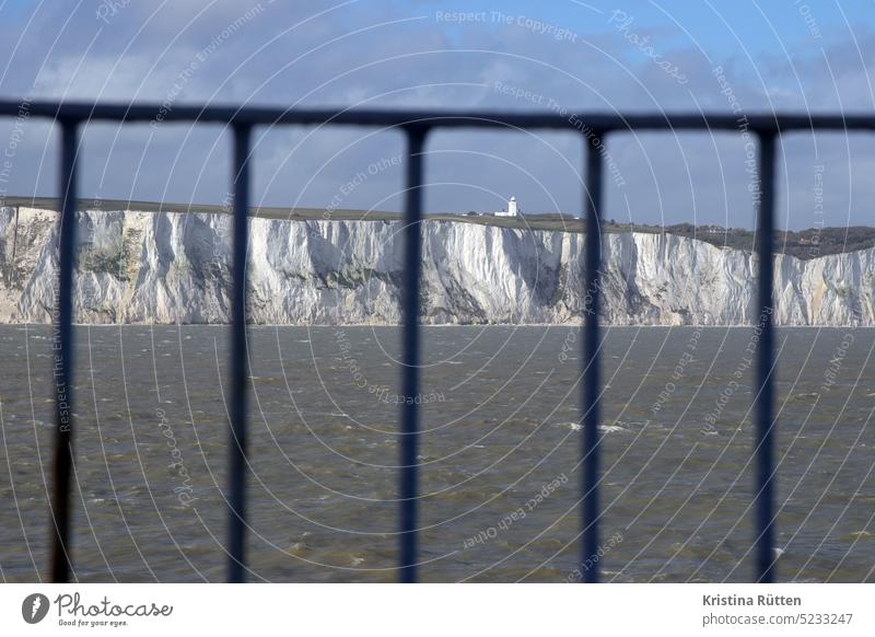 durch die reling geguckt dover kreidefelsen kalkfelsen klippen leuchtturm south foreland lighthouse geländer fähre sehenswürdigkeit kliff steilküste küstenlinie