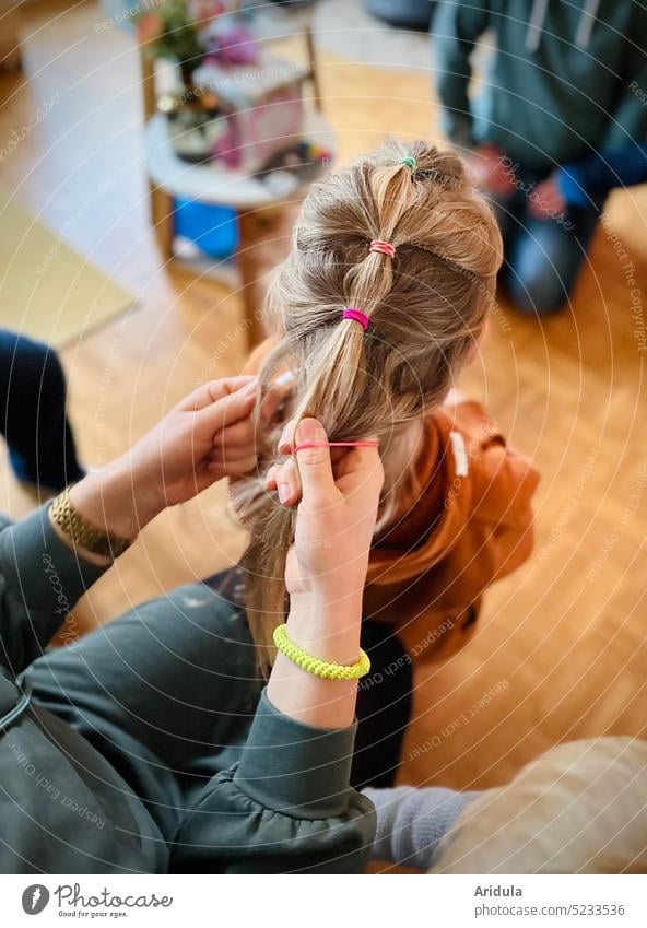 neue Frisur Mutter Mama Mädchen Kind Tochter Eltern Kindheit Frau Familie Haare Frisieren Menschen Haare & Frisuren Zusammensein Liebe Familie & Verwandtschaft