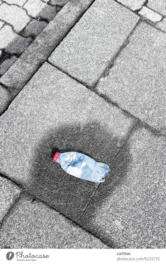 ... schwach wie eine Flasche leer | Foto à la Trapattoni Gehweg ausgelaufen Zitat Einweg Mehrweg Abfall Umwelt Müll Kunststoff Recycling wiederverwerten