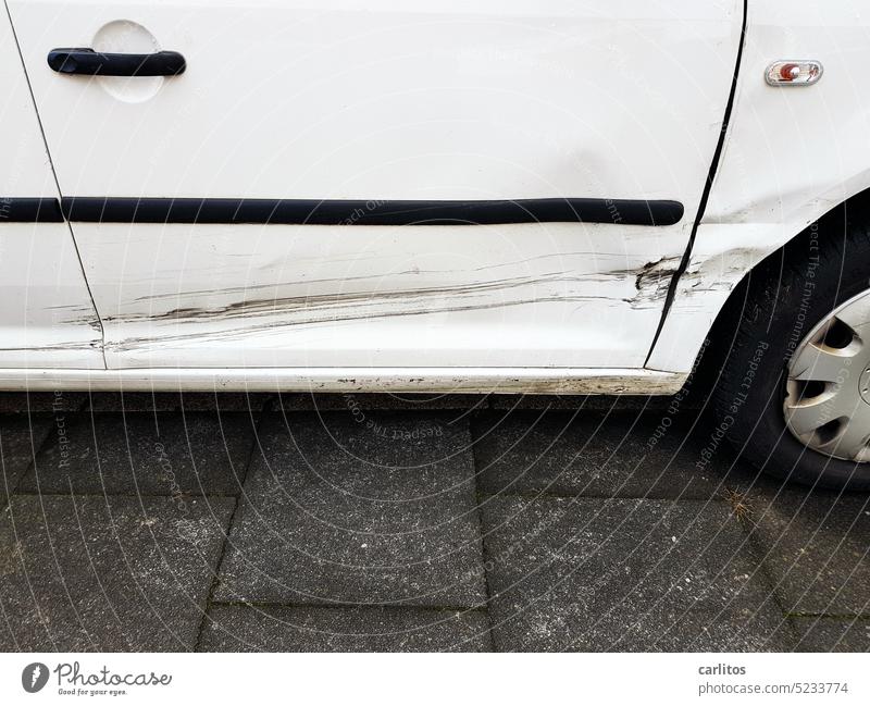 Spuren |Tiefe Spuren in Lack und Blech.  ICH war das nicht ! Auto Kratzer Delle Beule Schaden Blechschaden Tür Türgriff Blinker Weiss kaputt Metall