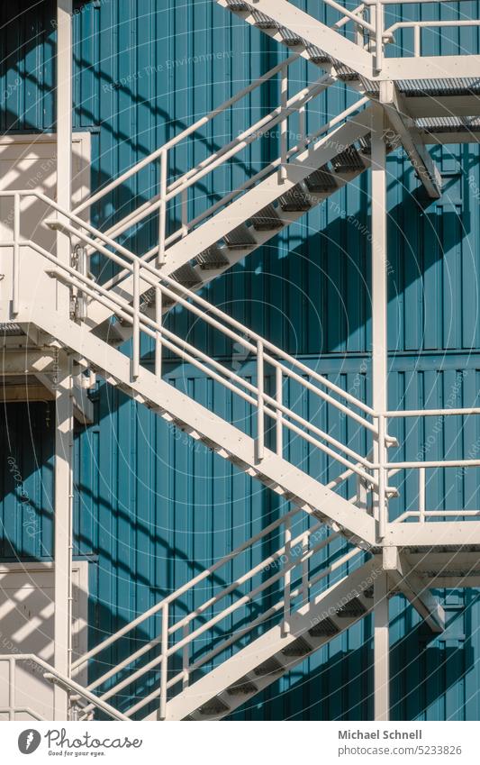 Außentreppe Zickzack Zickzackmuster Treppe aussentreppe Treppengeländer Geländer aufsteigen aufwärts abwärts Abstieg Treppenabsatz Architektur Schatten