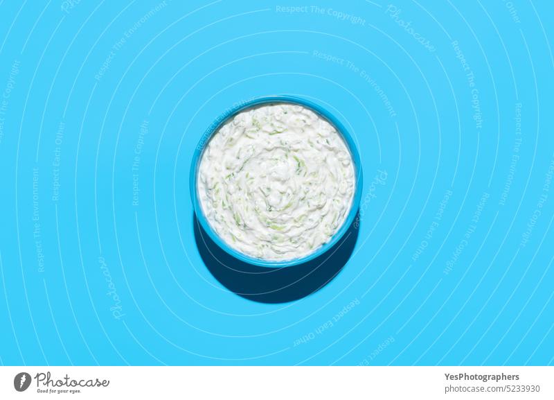 Tzatziki-Sauce Schüssel Draufsicht auf einem blauen Hintergrund oben Amuse-Gueule Schalen & Schüsseln Frühstück hell cacik Farbe Textfreiraum Sahne Salatgurke