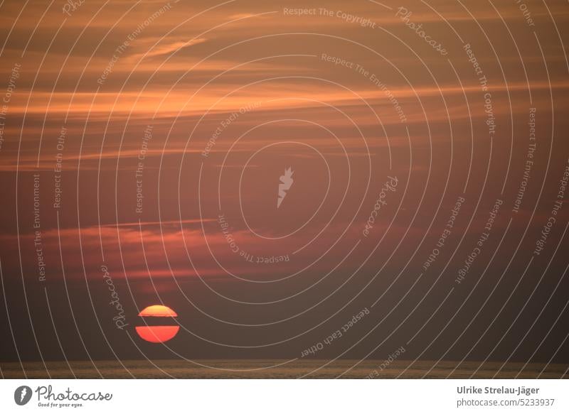 durchgestrichene Sonne / Sonnenuntergang am Meer Sonnenuntergangshimmel Sonnenuntergangsstimmung Abendstimmung orange Abenddämmerung Dämmerung Himmel