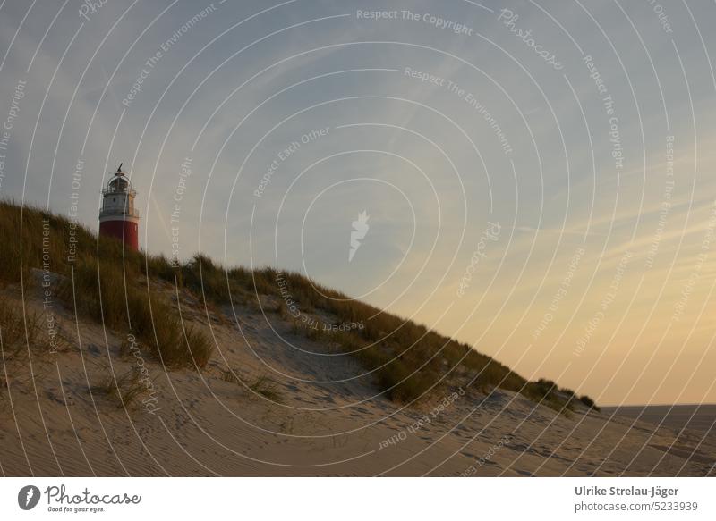 roter Leuchtturm am Abend hinter einer Düne Abendstimmung Meer Sonnenuntergangshimmel Küste Nordsee Ferien & Urlaub & Reisen Landschaft Strand Himmel Erholung