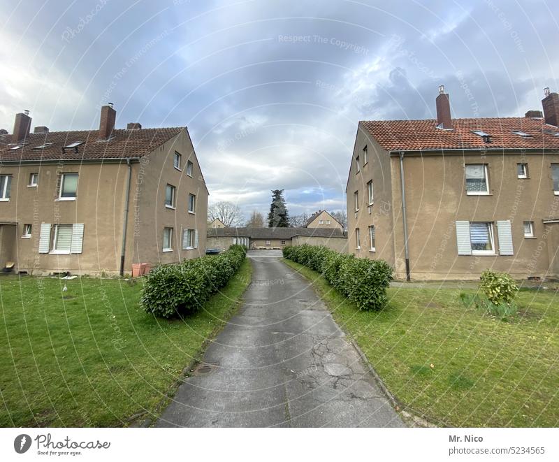 Gegenüberstellung I fast identisch Haus Wohnsiedlung trist grau Architektur Wege & Pfade Hecke Wiese Rasen Asphalt Einfahrt NAchbarschaft gegenüber Fassade