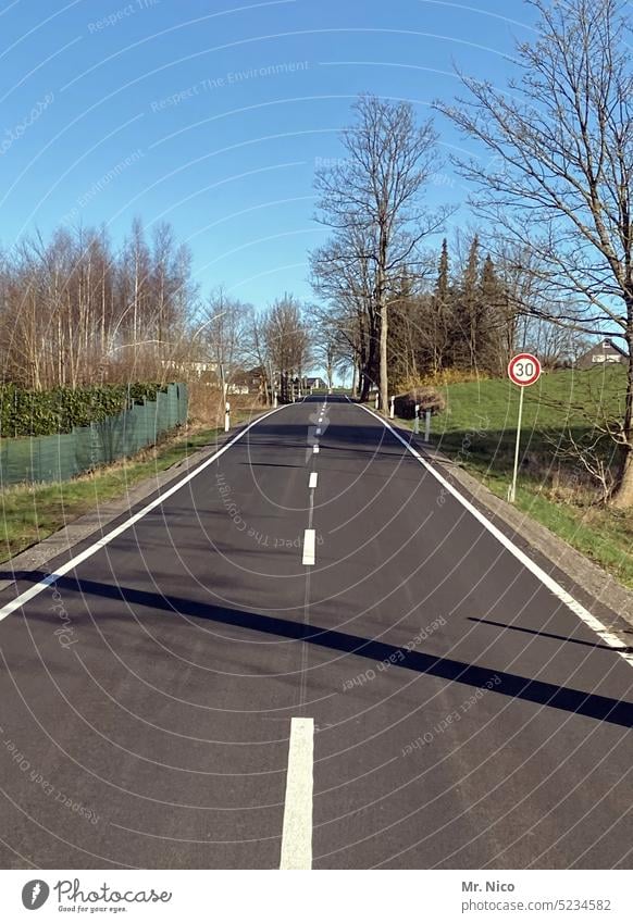 Landstraße Blauer Himmel Landschaft Baum außerorts zweispurig on the road Linie Wege & Pfade Verkehrswege Straßenverkehr Asphalt Fahrbahnmarkierung