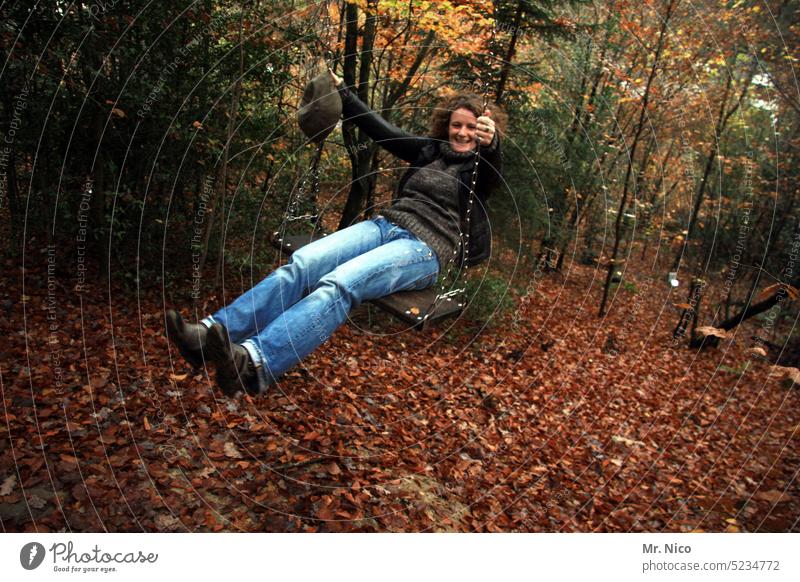 Auf die Schaukel ,fertig , los schaukeln Lebensfreude Schwung Spaß schwungvoll schwung holen Wald aktivität Natur Schaukeln Baumschaukel Herbst Waldboden