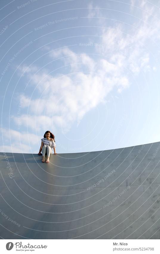 hoch oben Wolken Himmel sitzen Am Rand Aussicht Freiheit schwindelfrei balanceakt Höhe rutschen Oberfläche Halfpipe abwärts Absturzgefahr Leichtigkeit