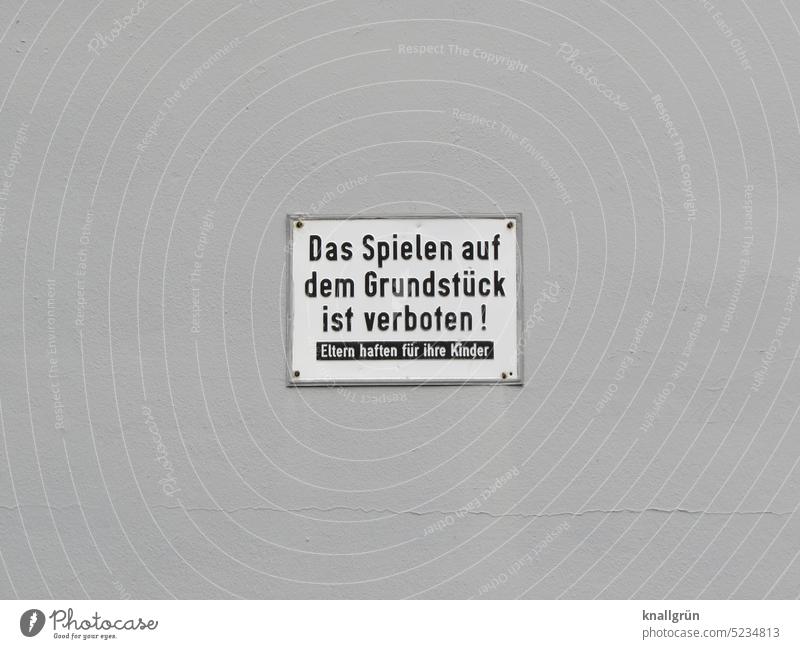 Das Spielen auf dem Grundstück ist verboten! Verbote Schilder & Markierungen Verbotsschild Hinweisschild Warnschild Außenaufnahme Farbfoto Warnung Warnhinweis