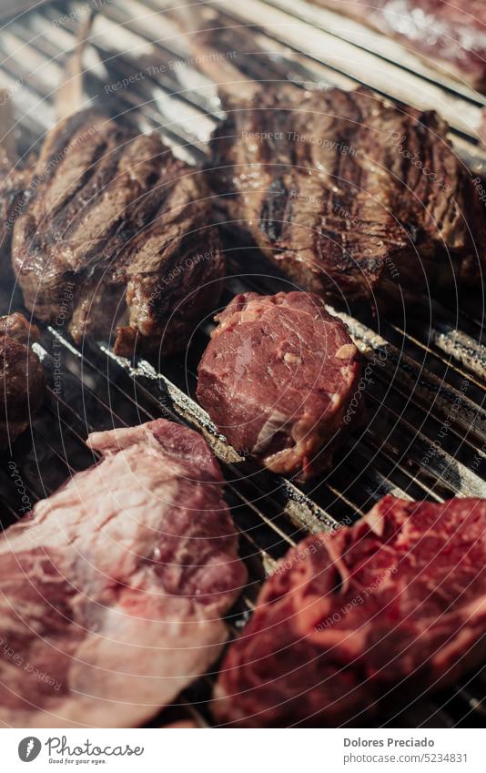 Ausgezeichnete Stücke argentinischen Rindfleischs auf dem Holzkohlegrill appetitlich Hintergrund Barbecue Grillen grillen mit Knochen Nahaufnahme gekocht