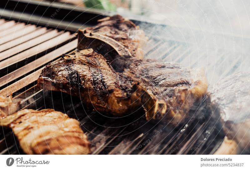 Ausgezeichnete Stücke argentinischen Rindfleischs auf dem Holzkohlegrill appetitlich Hintergrund Barbecue Grillen grillen mit Knochen Nahaufnahme gekocht