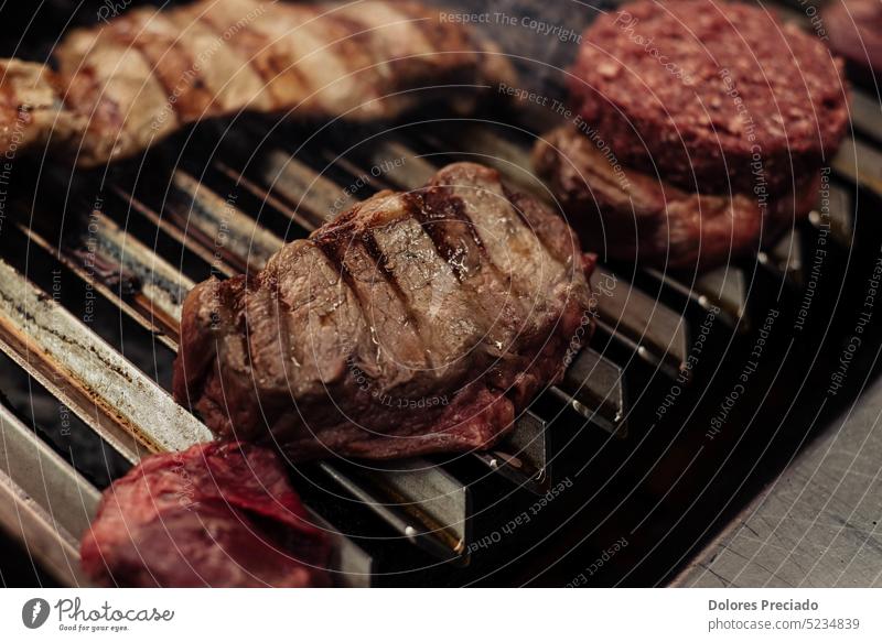 Ausgezeichnete Stücke argentinischen Rindfleischs auf dem Holzkohlegrill appetitlich Hintergrund Barbecue Grillen grillen mit Knochen Nahaufnahme gekocht