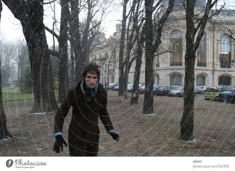 der angreifer im schnee Mann Winter kalt Handschuhe Feindschaft attackieren Schnee