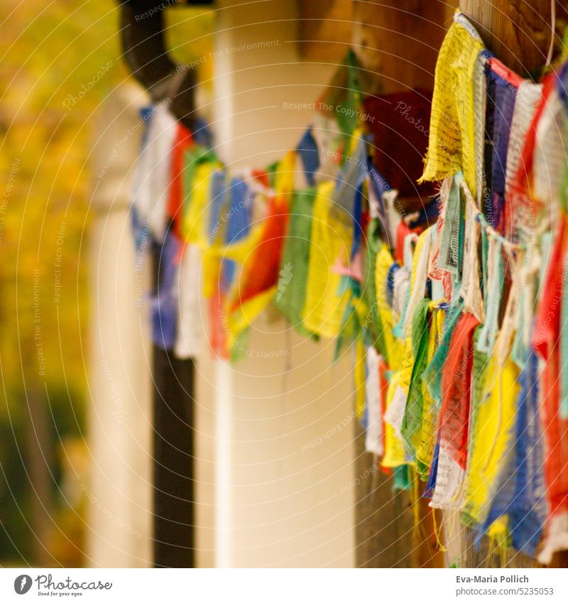 tibetische Gebetsfahnen , Buddhismus, Glaube und Religion gott segensspruch zentralfriedhof frieden buddhistisch beten gelbe buddhistischer blau white gebet