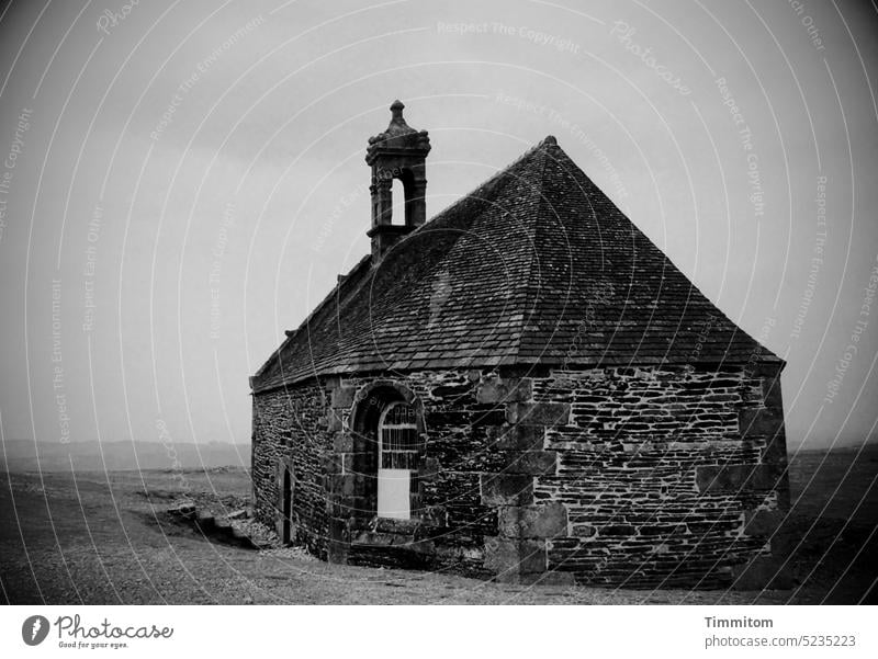 Steinerne Zuflucht Kirche Kapelle fest schwer alt Dach Turm gedrungen Architektur Menschenleer Gebäude Himmel Religion & Glaube Sehenswürdigkeit Schwarzweißfoto